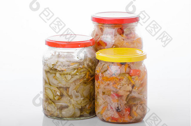 玻璃罐子腌自制的有机黄瓜胡萝卜西葫芦蔬菜孤立的白色背景