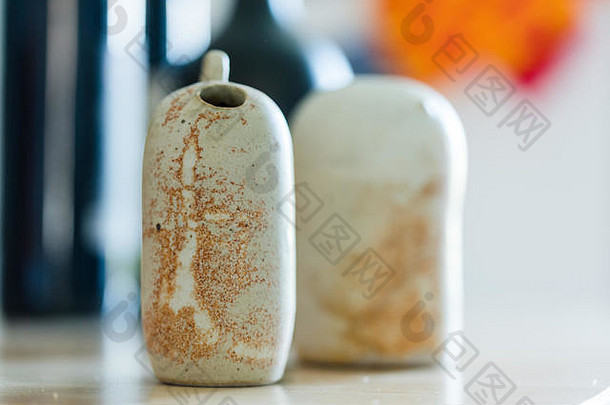 手工制作的陶器瓶容器表格部分釉变色石油瓶盐瓶