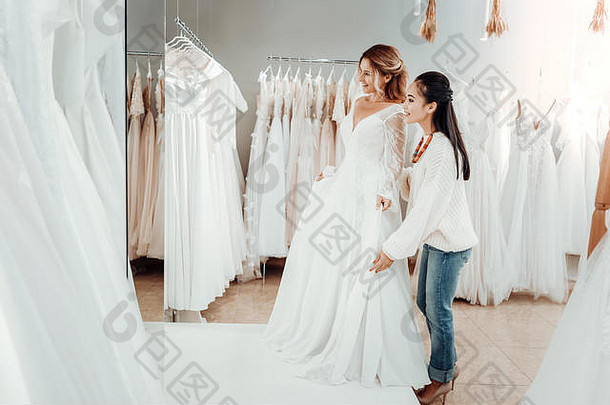 女人婚礼衣服前面镜子