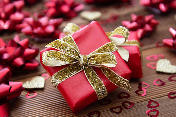 红色的礼物盒子弓木背景复制空间情人节一天生日圣诞节