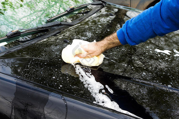 男人的手洗车子吧海绵面具很多泡沫