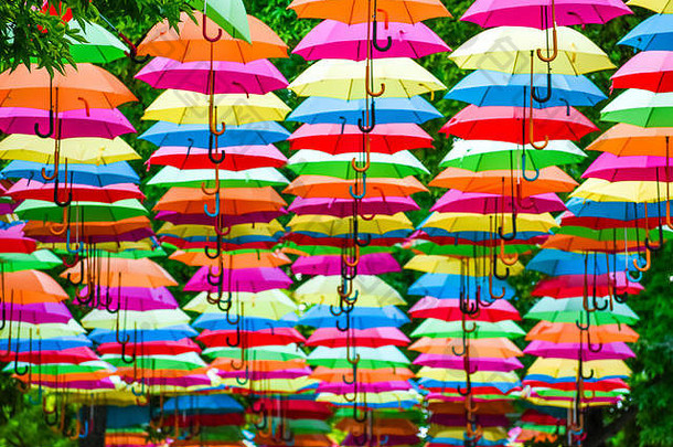 色彩斑斓的雨伞背景色彩斑斓的雨伞天空装饰