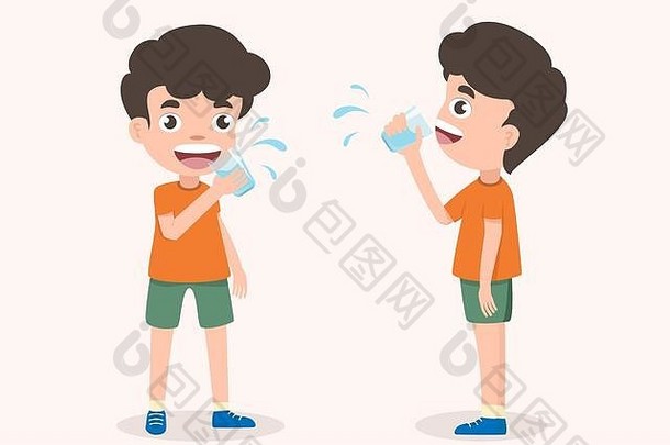 可爱的男孩持有玻璃孩子喝水微笑站男孩孩子们享受喝水持有眼镜在情感上微笑健康