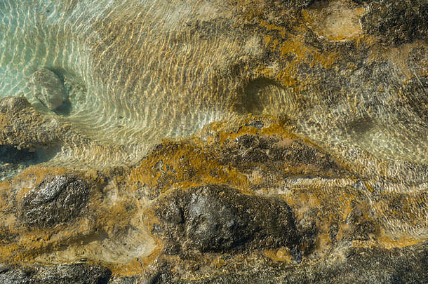 阿卡蓝色的海岩石