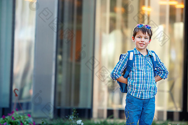 肖像可爱的学校男孩背包