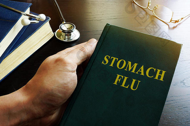 医生持有书胃流感