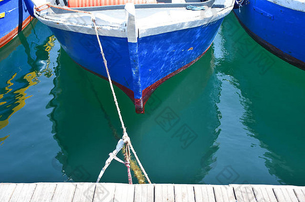 意大利普利亚大区地区塔兰托船钓鱼船停泊维护视图细节