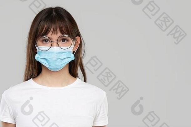 亚洲女人感觉不舒服穿脸保护面具灰色工作室背景复制空间文本国防<strong>疫情</strong>