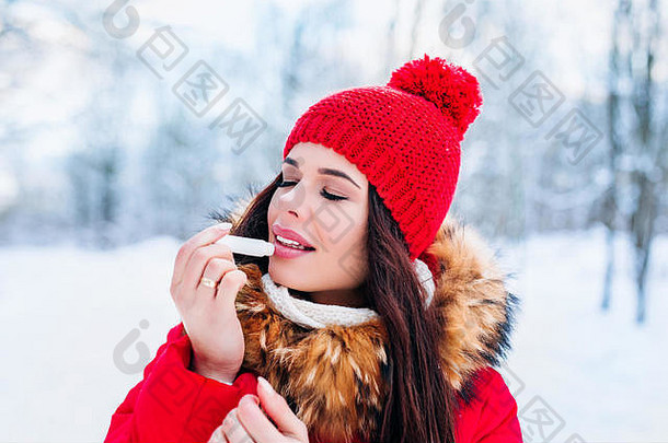 女孩保护嘴唇唇乳香冬天