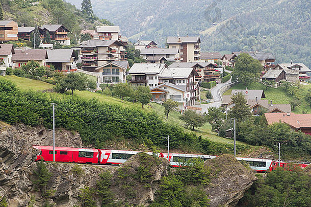 冰川表达火车通过村瑞士