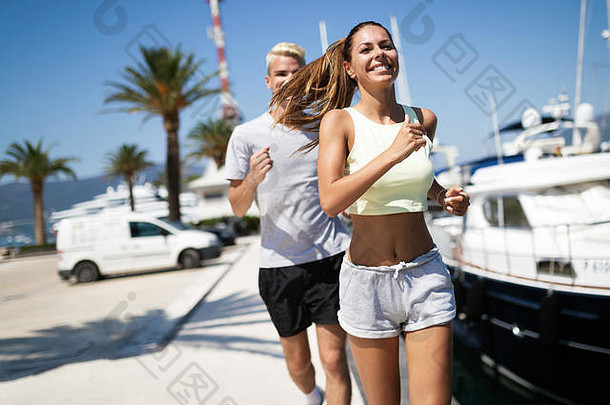夫妇运行快乐人慢跑海滩工作微笑快乐