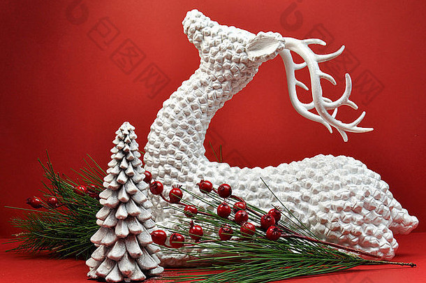 白色驯鹿圣诞节树冬青浆果生活红色的纹理背景