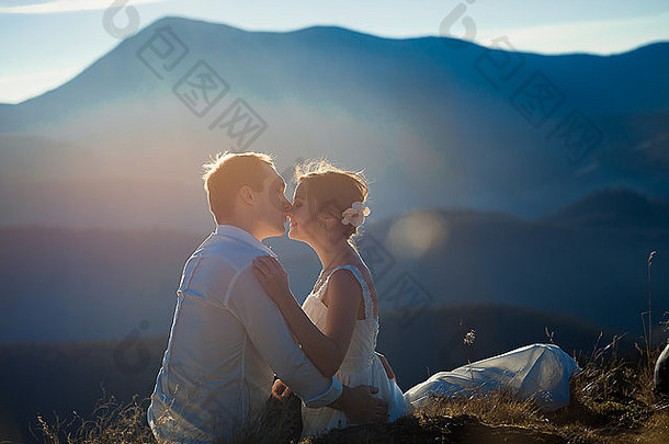 美丽的婚礼夫妇温柔的吻阿尔卑斯山脉背景