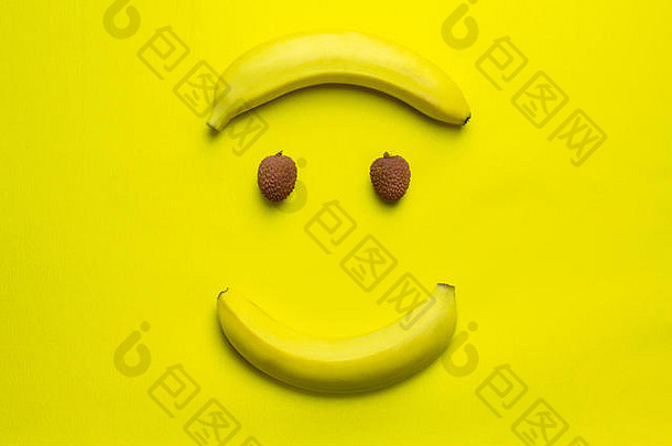 荔枝香蕉快乐微笑脸概念设计<strong>广告</strong>杂货店水果商店黄色的背景孤立的