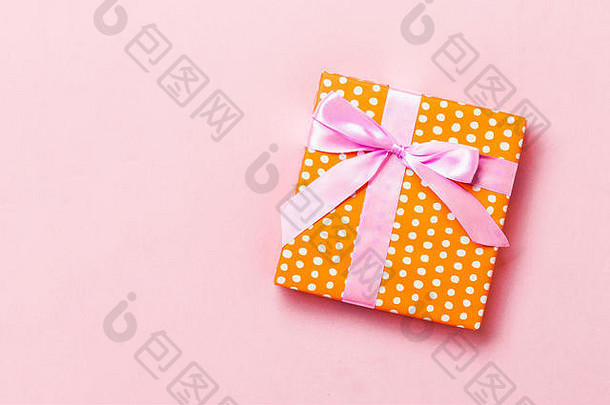 包装圣诞节假期手工制作的现在纸粉红色的丝带粉红色的背景现在盒子装饰礼物彩色的表格