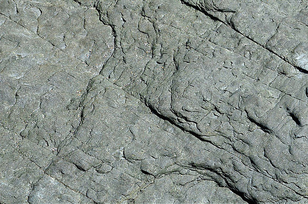 饱经风霜的岩石表面海岸线looemid-cornwall概念下跌的多石的地面的警告建议国际岩石一天