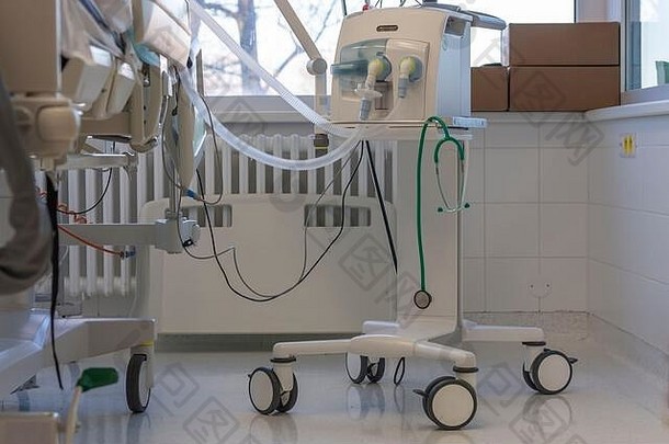 医疗呼吸机医院床上密集的护理单位医院的地方治疗病人肺炎引起的冠状病毒