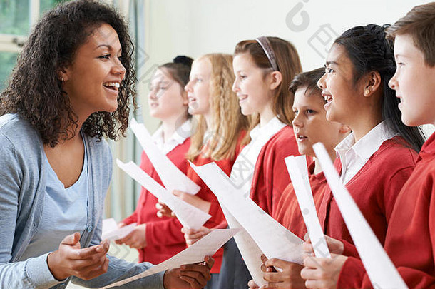孩子们学校唱诗班鼓励老师