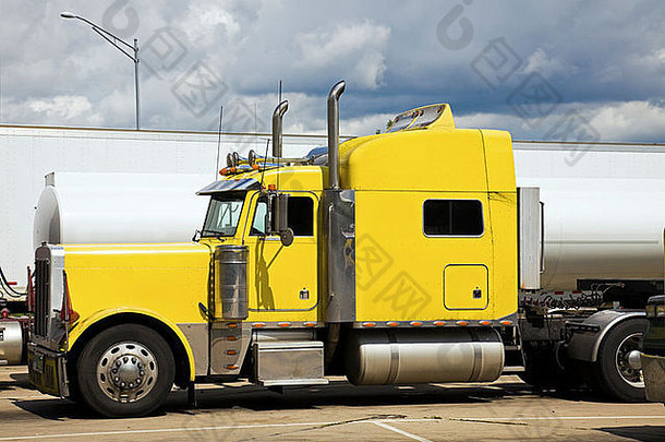 黄色的半卡车停休息区域