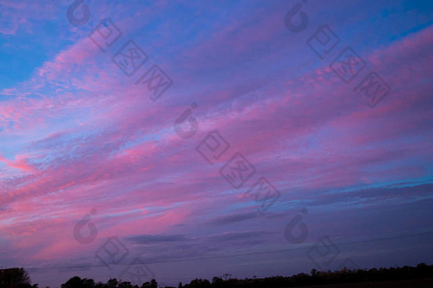 秋天晚上日落弗雷明汉萨福克郡英格兰纤细的稀疏的粉红色的金橙色纤细的高高度卷积云云