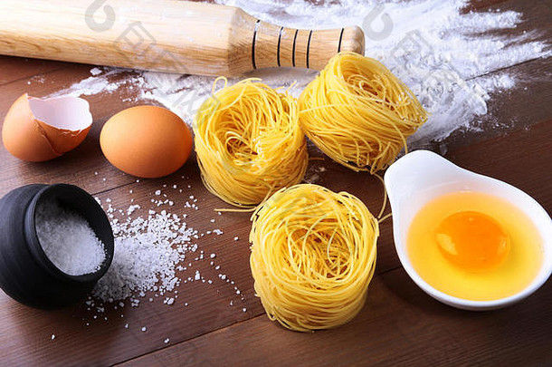 彭意大利面肉酱意大利面准备好了烹饪背景蛋面粉盐成分意大利面烹饪概念