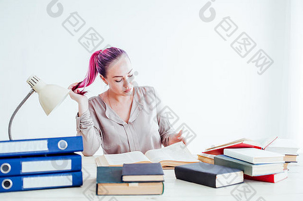 女孩粉红色的头发坐着表格阅读书