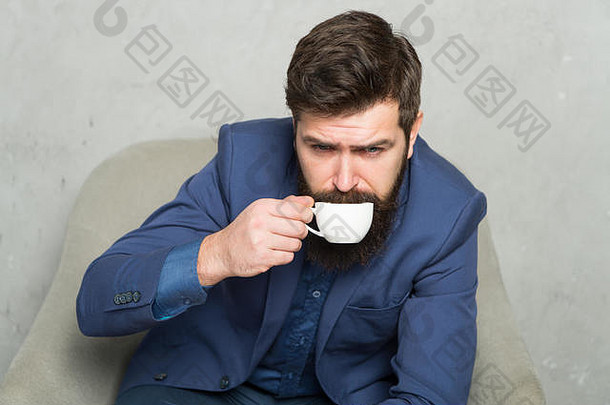 男人。英俊的有胡子的商人持有杯咖啡咖啡打破概念业务人咖啡服务有吸引力的沉思的经理深思熟虑的情绪咖啡杯充电重新加载