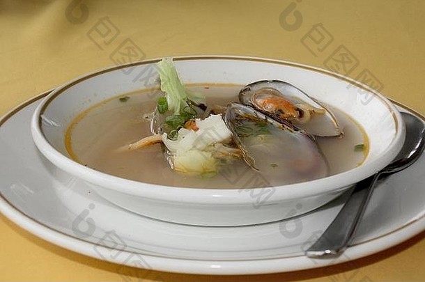 贻贝蛤汤服务白色轮板勺子