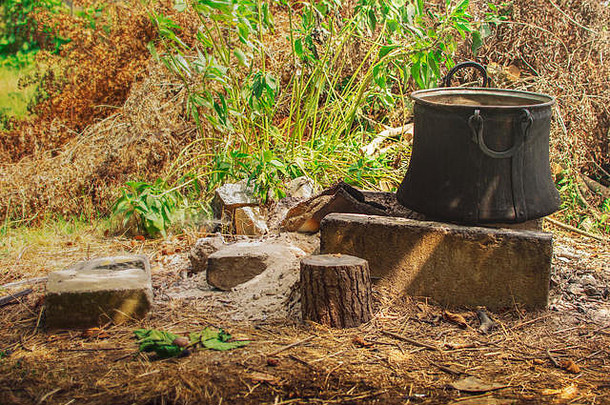 铜能烹饪站混凝土砖前壁炉后院农场