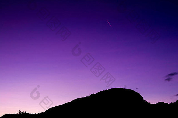 紫色的日落山斯洛文尼亚