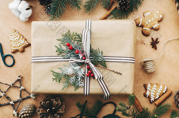 快乐圣诞节乡村平躺时尚的圣诞节礼物盒子包装纸木驯鹿松分支机构视锥细胞姜饼饼干农村