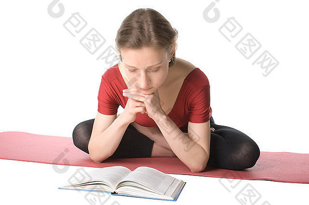 年轻的女人阅读书坐着莲花构成