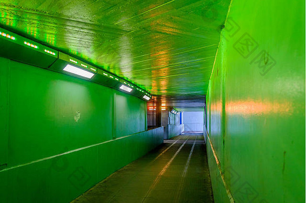 伦敦地下通道照亮绿色光英格兰
