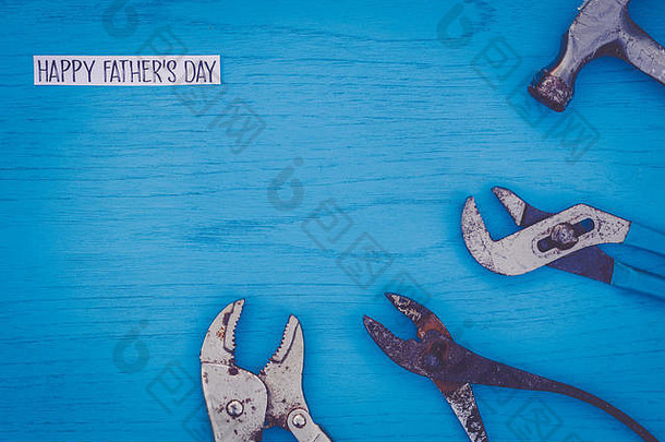 快乐父亲的一天生活概念穿工具蓝色的董事会平躺古董设置