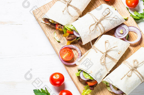 墨西哥卷饼玉米粉圆饼包装牛肉蔬菜白色木背景墨西哥厨房拉丁美国食物前视图