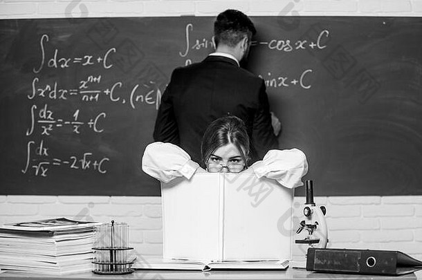 研究类通常漂亮的类主进行教训学校聪明的老师类注册坐表格学生写作公式黑板实验室类