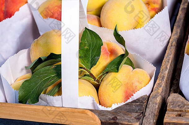新鲜的袋桃子当地的农民市场