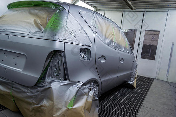 完整的绘画银车回来掀背车部分受保护的纸溅油漆滴车身体代表