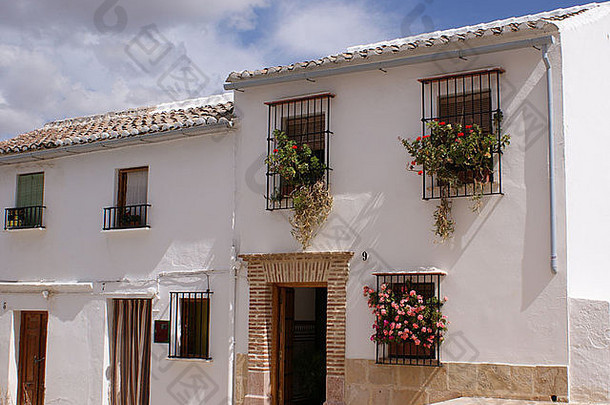 白色村房子antequera西班牙色彩鲜艳的花阳台