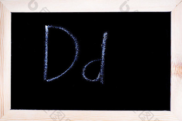 黑板上白色粉笔写作显示资本小写字母