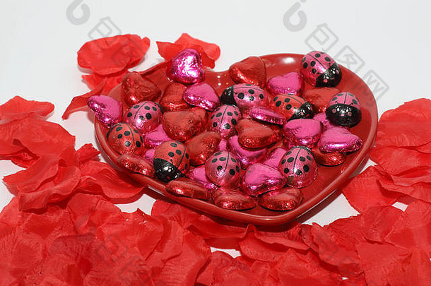 概念情人节一天巧克力红色的心形状的板