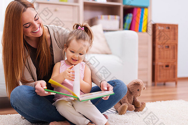 妈妈。孩子阅读书首页debica波兰