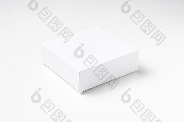 白色纸板礼物盒子白色背景孤立的关闭
