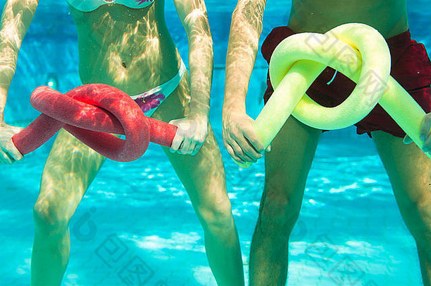 健身年轻的夫妇男人。女人体育体操水有氧运动水游泳池水疗中心
