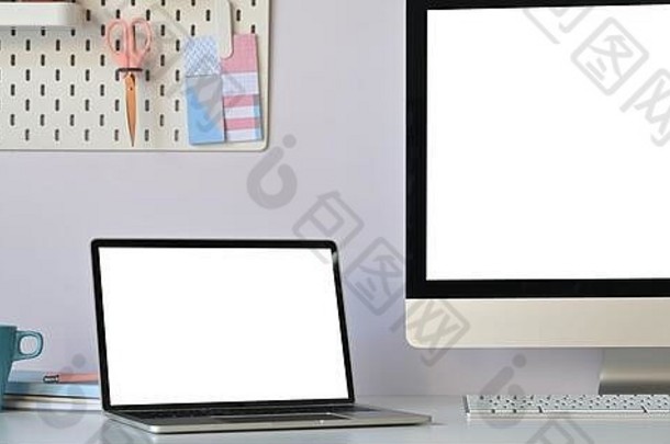 照片电脑移动PC白色空白屏幕把白色工作桌子上咖啡杯堆栈书个人电脑键盘ord
