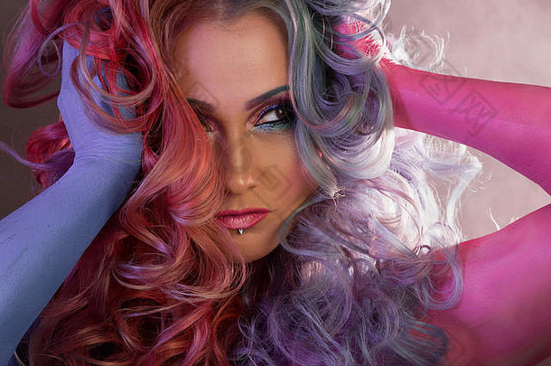美丽的女人明亮的头发身体绘画明亮的头发着色
