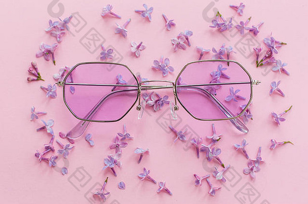 时尚的紫色的放荡不羁的太阳镜粉红色的背景淡紫色花有创意的时尚的平躺空间文本现代时尚图像夏天牛
