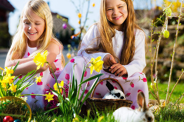 孩子们复活节蛋亨特草地春天生活复活节兔子坐着复活节篮子