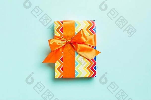 包装圣诞节假期手工制作的现在纸橙色丝带蓝色的背景现在盒子装饰礼物彩色的表格