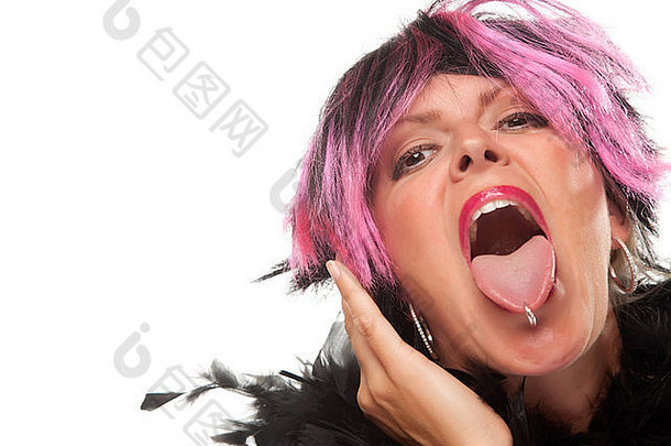 粉红色的黑色的头发的女孩坚持穿舌头孤立的白色背景